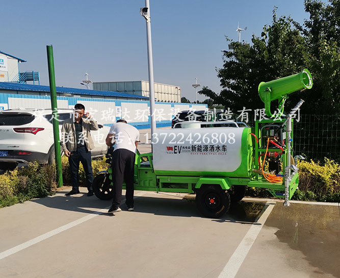 保定宏瑞達(dá)電動(dòng)霧炮灑水車在秦皇島景區(qū)建設(shè)工地上崗